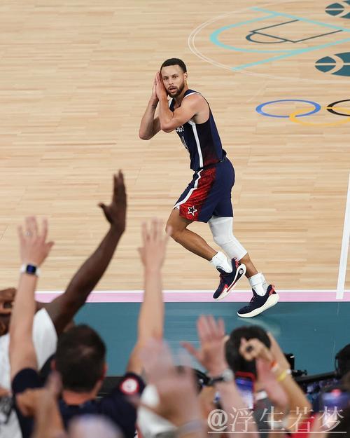 库里飞身溜底线，上演精彩反篮得分